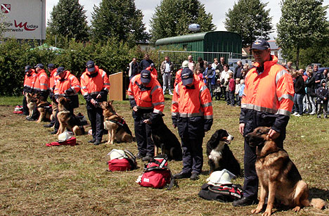 wpid-468Einzigartige-Hundestaffel-der-FFW-Buchen-2011-06-21-21-45.jpg