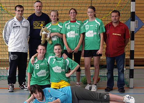 wpid-468Handballerinnen-in-neuen-Trikots-2011-06-9-00-08.jpg