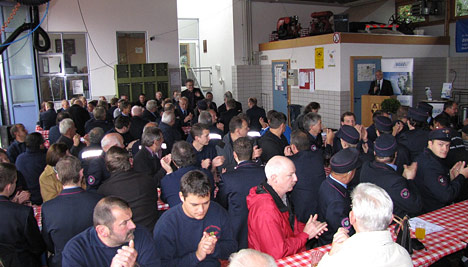 wpid-468-1Feuerwehrkameraden-befoerdert-und-geehrt-2011-08-16-21-07.jpg