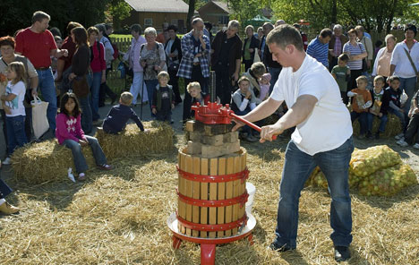 468Wildpark laedt zum grossen Bauernmarkt