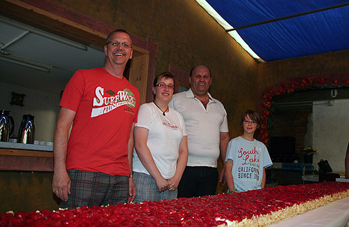 Mudau schlemmt XXXl Erdbeerkuchen