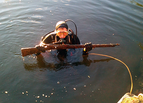 DLRG-findet-Gewehr-im-Neckar.jpg DLRG findet Gewehr im Neckar