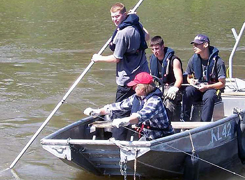 500 Wassebaulehrlinge beim Ermitteln der Wassertiefe mittels Peilstangen auf dem Neckar 5