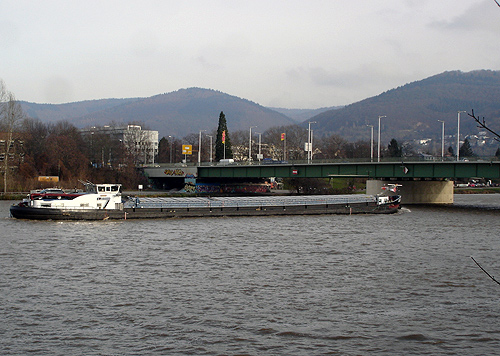 500 Neckarfrachter an der Ernst Walz Bruecke in Heidelberg