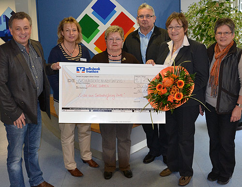 Gruene Damen erhalten Unterstuetzung