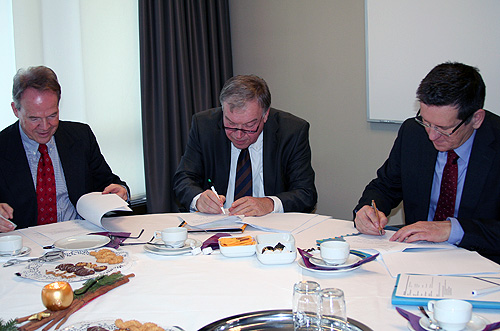 Unterzeichnung-Mietvertrag.jpg Unterzeichnung Mietvertrag