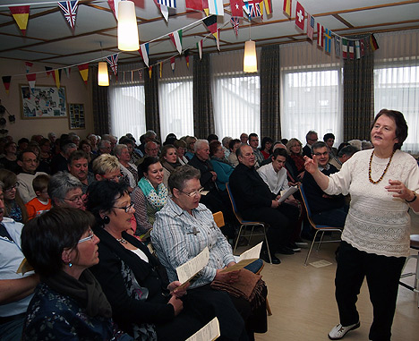 468Annedore Mueller dirigiert das Publikum