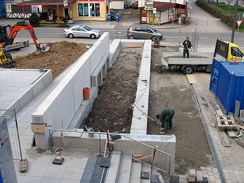 Landrat blickt auf Baustelle