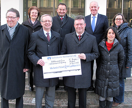 Volksbank spendet fuer Schlossfestspiele