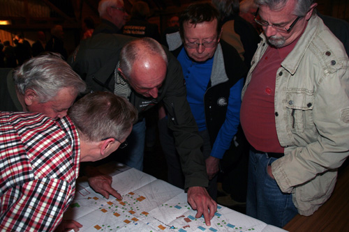 Interessenten-beim-Studium-der-Plaene-des-Nahwaermenetzes.jpg Interessenten beim Studium der Plaene des Nahwaermenetzes