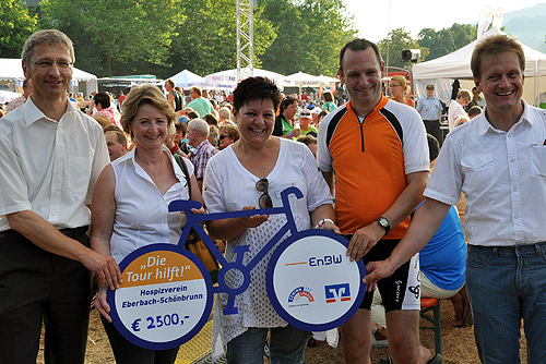 NZ-Uebergabe-Spendenfahrrad-Eberbach_Foto-EnBW_.jpg NZ Uebergabe Spendenfahrrad Eberbach Foto EnBW