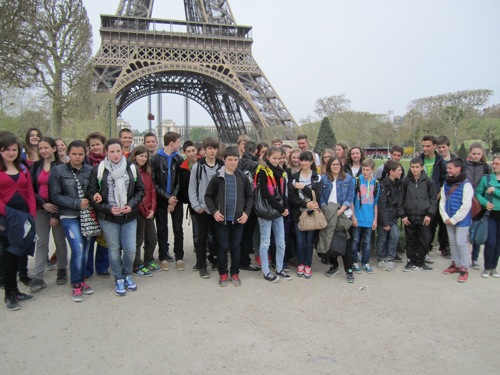 Schueler unterm Eiffelturm.jpg.JPG Schüler unterm Eiffelturm