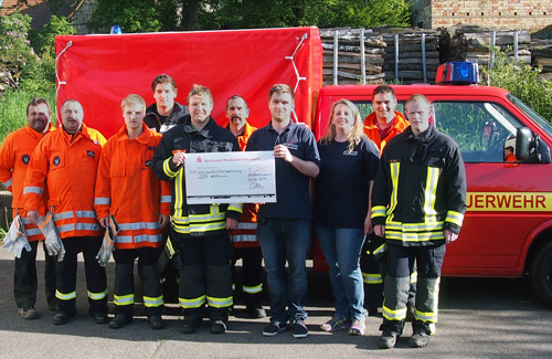 500-DRK-Waldbrunn-Spende-FFW-Waldkatzenbach.jpg 500 DRK Waldbrunn Spende FFW Waldkatzenbach