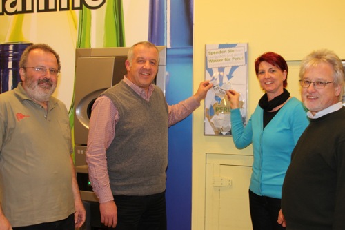 Unser Bild zeigt von links: Bernhard Heilig, E-Center-Marktleider Michael Schmidt und seine Frau Gabriele Steinert sowie Manfred Glittenberg als 2. Vors. Des Förderkreises testen den neuen Pfandsammelkrug. (Foto: Liane Merkle) 