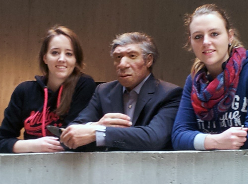 Schuelerinnen-im-Neandertal.jpg Schuelerinnen im Neandertal