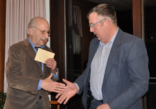 Der Ehrenvorsitzende Jürgen Frank verabschiedet Gerhard Kredel nach 20 Jahren als erster Vorsitzender des RFVO Beerfelden