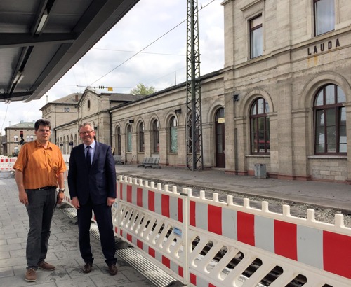 15 05 09 Ortsbegehung Bahnhofsgelände Oberlauda Tag der Städtebauförderung Stadtbaumeister Tobias Blessing und Alois Gerig
