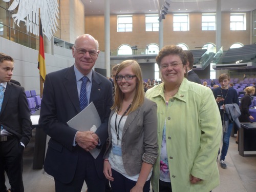 Svenja Pflüger (Mitte) mit Bundestagspräsident Prof. Dr. Norbert Lammert (links) und Margaret Horb MdB im Plenarsaal