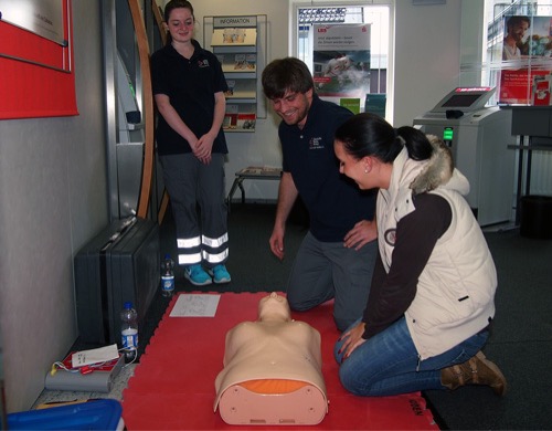 500-Sparkassenkundin-mit-Bereitschaftsleiter.jpg 500 Sparkassenkundin mit Bereitschaftsleiter