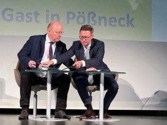 Oberbürgermeister Julian Stipp (re.) und Bürgermeister Michael Modde erneuern die Partnerschaft