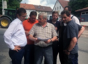 Ortsvorsteher Kessler informiert Minister Hauk über die Schäden in Weisbach. 