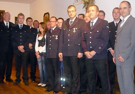 Geehrte und beförderte Kameraden der FFW Billigheim mit Bürgermeister Reinhold Berberich.