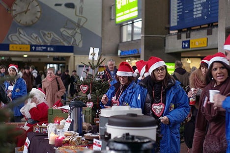 Ein weiteres Projekt des Vereins: Zur Weihnachtszeit verteilen die Mitglieder jedes Jahr am Heidelberger Hauptbahnhof Weihnachtspäckchen an Wohnungslose, mit denen ihnen auch ein ganz persönlicher Wunsch erfüllt wird. (Foto: Rouge & Noir)