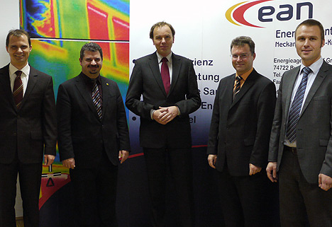 Energieforum Zukunft: von links: Dipl.-Ing. Uwe Ristl, Geschäftsführer EAN; Bürgermeister Stadt Mosbach, Michael Keilbach; Referent Dipl.-Physiker Klaus Lambrecht; Landrat Neckar Odenwald Kreis  Dr. Achim Brötel; Jochen Lang, Akademie der Ingenieure, Ostfildern. (Foto: LRA)