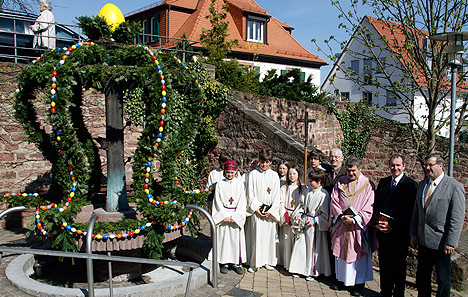 wpid-468Osterbrunnen-in-Struempfelbrunn-gesegnet-2011-04-3-21-38.jpg