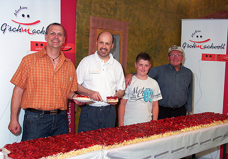 wpid-468Mudau-schlemmt-XXL-Erdbeerkuchen-2011-05-24-22-031.jpg