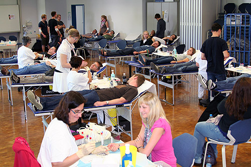 Blutspender-im-grossen-Hoersaal.jpg Blutspender im grossen Hoersaal