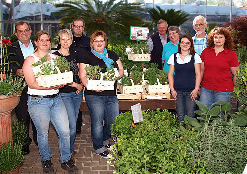 Mai bringt Mudauer Kraeuterkorb