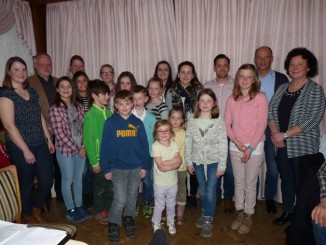 Der erfolgreiche nachwuchs des RFVO Beerfelden mit den Vereinsvoritzenden und rechts B¸rgermeister Gottfried Gˆrig und Juigendtrainerin Christa Reuter.jpg