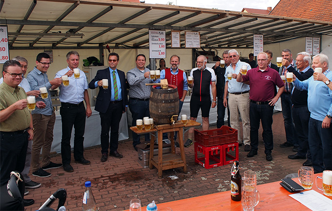 NZ-Weisbach-Fassanstich.jpg NZ Weisbach Fassanstich