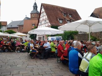 3 länder rad event teilnehmer auf dem schlossplatz in walldürn 2017 2019... 2