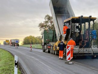 Nz halbseitiger asphalteinbau am knotenpunkt rpk
