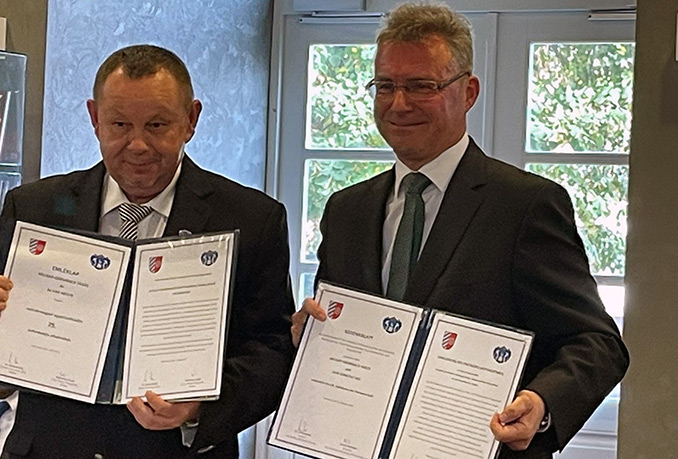 Präsident László Majthényi und Landrat Dr. Achim Brötel nach Unterzeichnung der Erneuerungserklärung der Kreispartnerschaft.