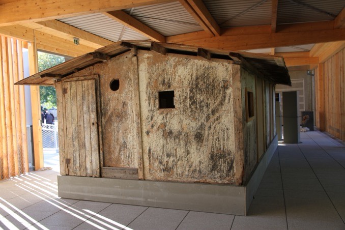 Das Foto zeigt die Original-Baracke (in der KZ-Gedenkstätte Neckarelz), die 1944/45 auf dem Schulhof in Neckarelz stand. Dort wurden die ansteckend Kranken isoliert. Foto: Marie-Clarté Cart