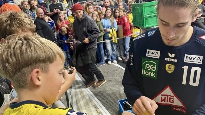 AEB78B82-CB0A-4F63-9BD1-BC3DC7E1E13F Aeb78b82 cb0a 4f63 9bd1 bc3dc7e1e13f