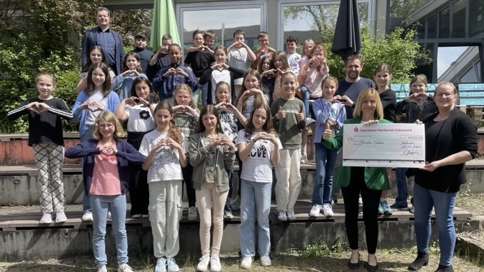 Klasse 5a des NKG übergibt Scheck für das Tierheim Dallau.