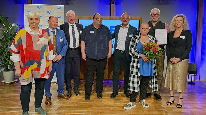 Delegation der Johannes-Diakonie nimmt Preis entgegen.