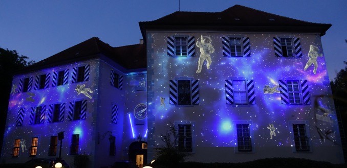 Nächtliche Kunst-Welt im Schlosspark