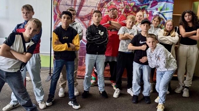 Sechste Klasse rappt für den Frieden!