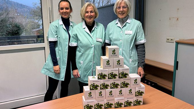 Glücksklee und Weihnachtsmänner für Patienten