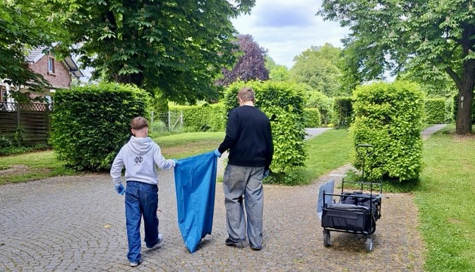 Jugendliche sammeln Müll