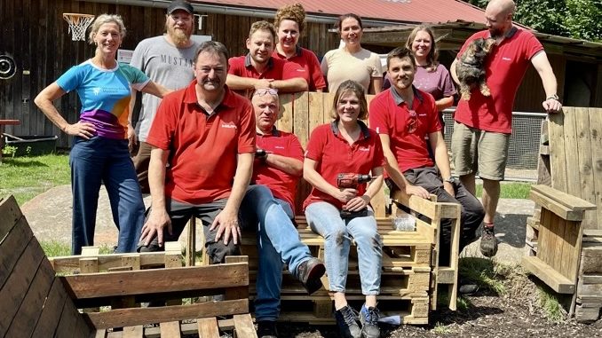 Auf Palettenmöbeln am Lagerfeuer