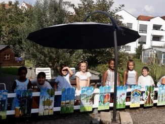 Kinder gestalten bunten Zaun