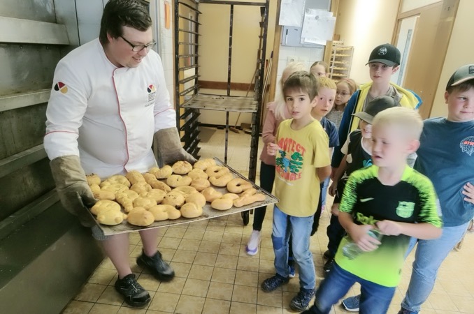 Ferienkinder backen Brötchen Ferienkinder backen Brötchen