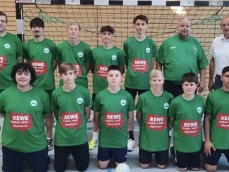 B-Jugend-Handballer mit neuen Trikots