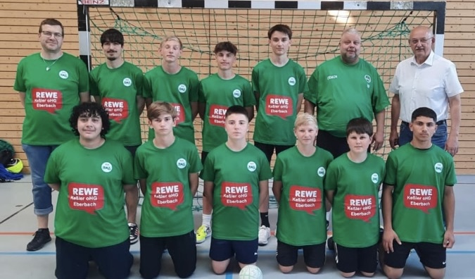 B-Jugend-Handballer mit neuen Trikots